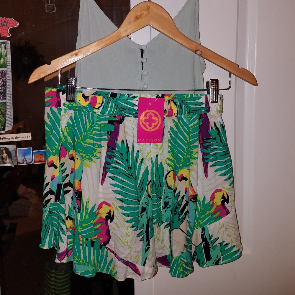 Cute tropical print shorts!!